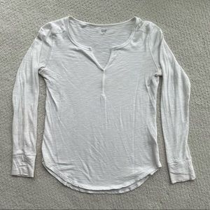 🏷🚨ALL ITEMS $6 or less BUY 2 get 1 FREE! 🚨🏷 GAP white long sleeve tee